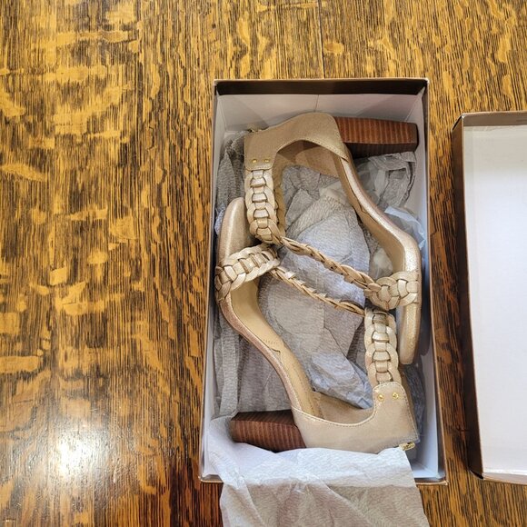 Adrienne Vittadini Gold Sandals. Back zipper. Cushioned footbed. Size 7. - Picture 16 of 16